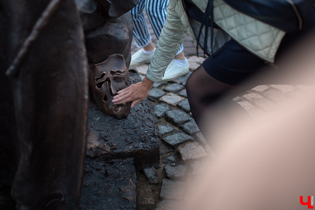 18 сентября во Владимире, около драмтеатра, открыли новый памятник. Он посвящен провинциальным актерам Счастливцеву и Несчастливцеву