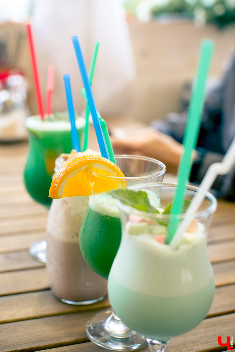 Блогеры посетили кафе Carlson Veranda и дали свою оценку кухне, персоналу и обстановке, а также насладились шикарным видом на закатное небо Владимира