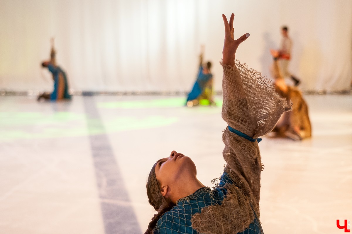 25 августа в городе открылся новый ледовый комплекс “Владимир”. На его открытие приехали известный советский хоккеист Александр Якушев и не менее известный художник Никас Сафронов