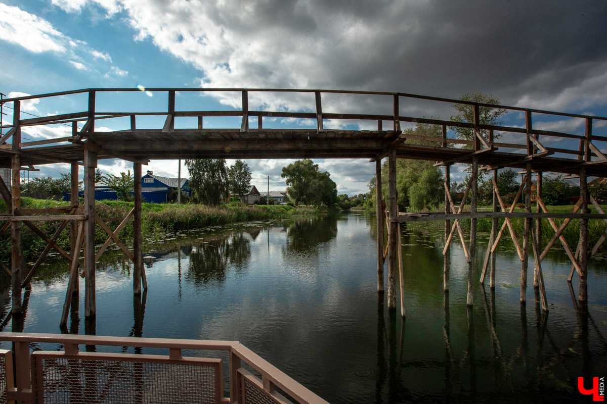 В Суздале устраивают необычные экскурсии - по реке Каменка плавает речной трамвайчик “Колибри”. О нем рассказал его создатель Алексей Полтев