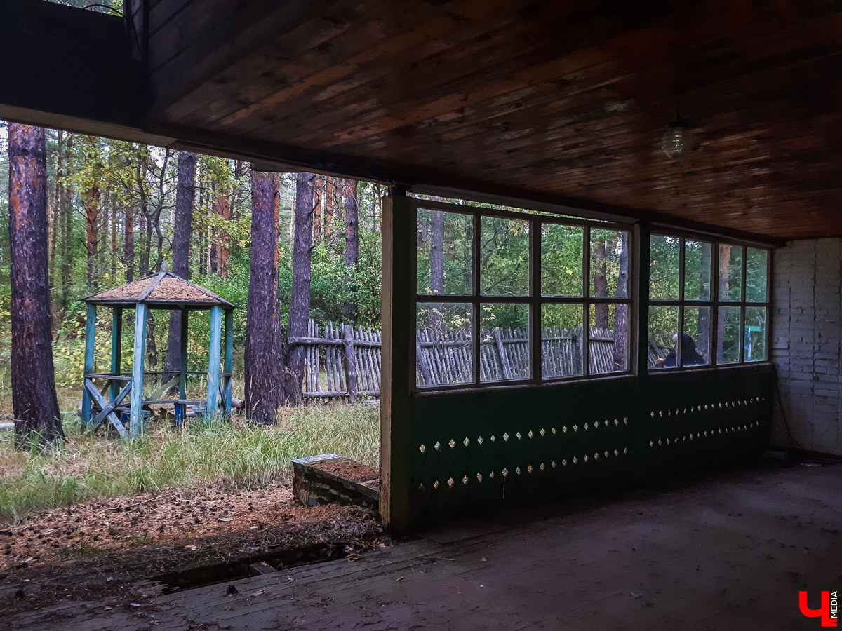 В лесу в Суздальском районе мы случайно набрели на пионерский лагерь “Юность”, который несколько лет простоял заброшенным. Мародеры до него не добрались, а потому постройки остались целыми