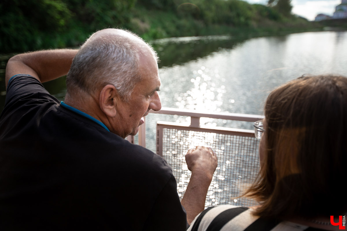 В Суздале устраивают необычные экскурсии - по реке Каменка плавает речной трамвайчик “Колибри”. О нем рассказал его создатель Алексей Полтев