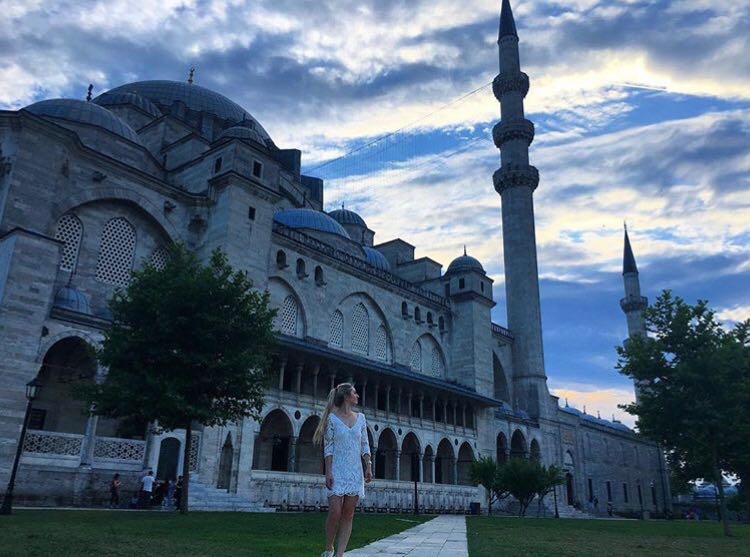 Влада Пайзулаева из Владимира оригинально отметила свой юбилей. Она с шестью подругами отправилась в Грузию, а оттуда в Турцию. Как отрывались девушки - именинница рассказала в интервью