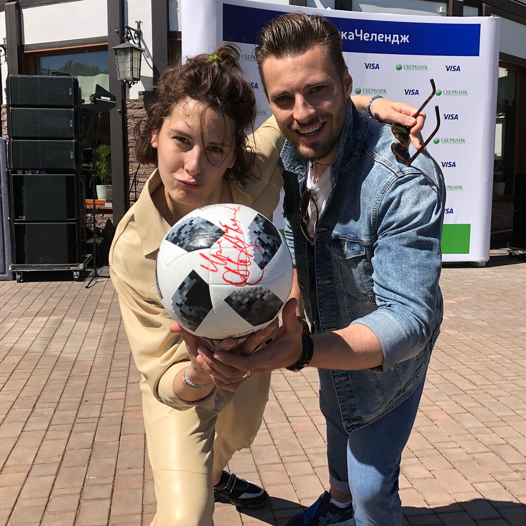 Александр Ломов, закончил ВлГУ и уехал в Москву учиться на медика. Параллельно он строит карьеру модели и актера, а еще снимается в рекламе