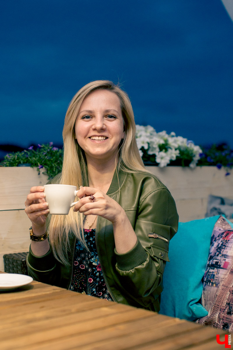 Блогеры посетили кафе Carlson Veranda и дали свою оценку кухне, персоналу и обстановке, а также насладились шикарным видом на закатное небо Владимира