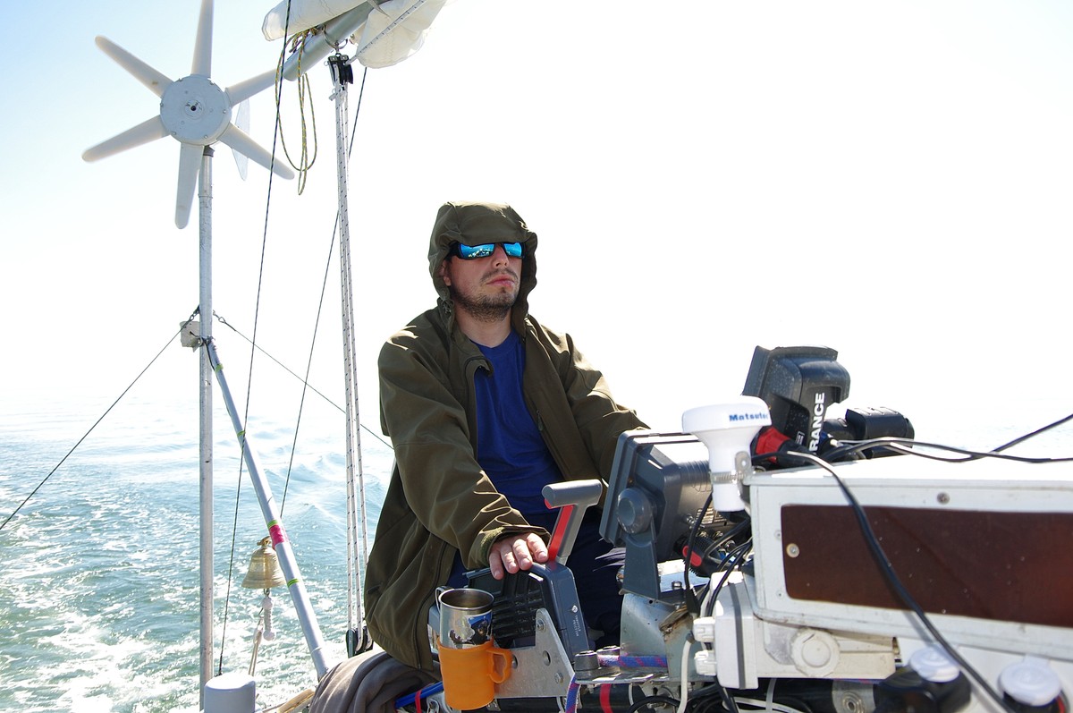 Капитан тримарана “Пола” Дмитрий Козлов, совершивший путешествие из Баренцева в Белое море, рассказал о том, страшно ли двое суток идти в шторм, стоит ли бояться медведей и какая рыба клюет в северном океане