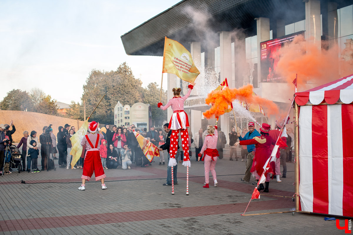 18 сентября во Владимире, около драмтеатра, открыли новый памятник. Он посвящен провинциальным актерам Счастливцеву и Несчастливцеву