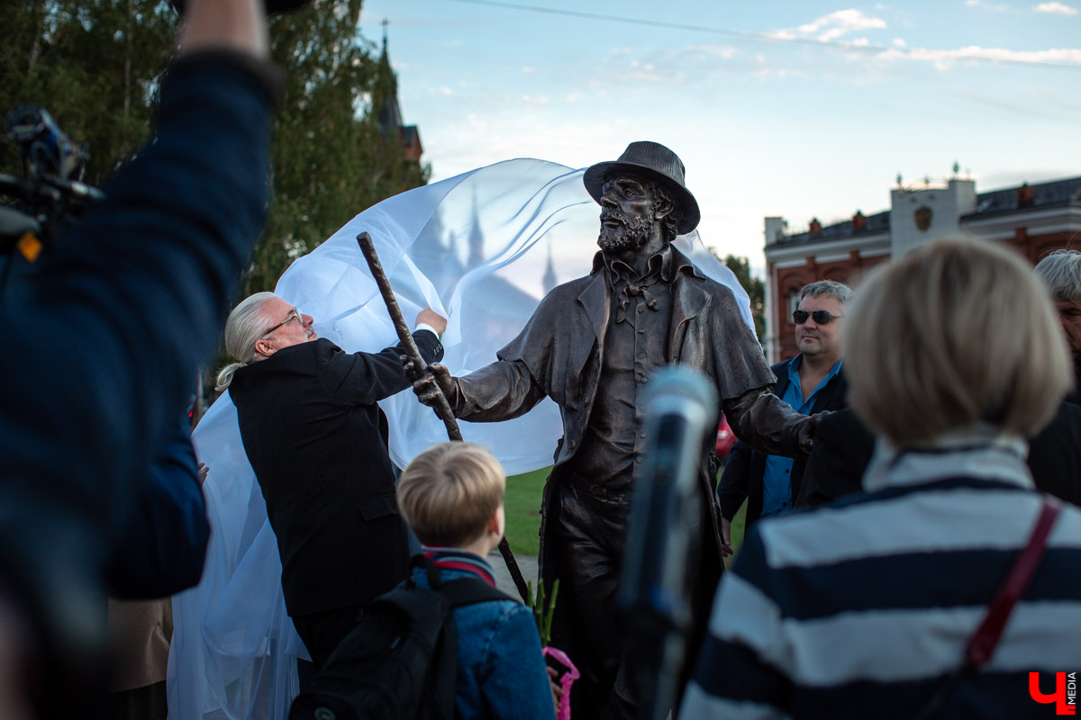 18 сентября во Владимире, около драмтеатра, открыли новый памятник. Он посвящен провинциальным актерам Счастливцеву и Несчастливцеву