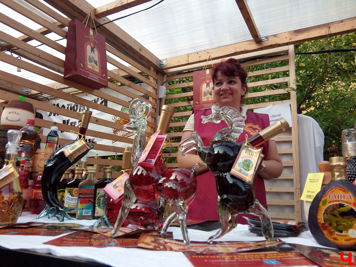 7-8 сентября в Суздале прошел третий фестиваль «Медовуха Fest». В 2018 году медовары привезли ставленый мед, сбитень, безалкогольную медовуху и травяные настои