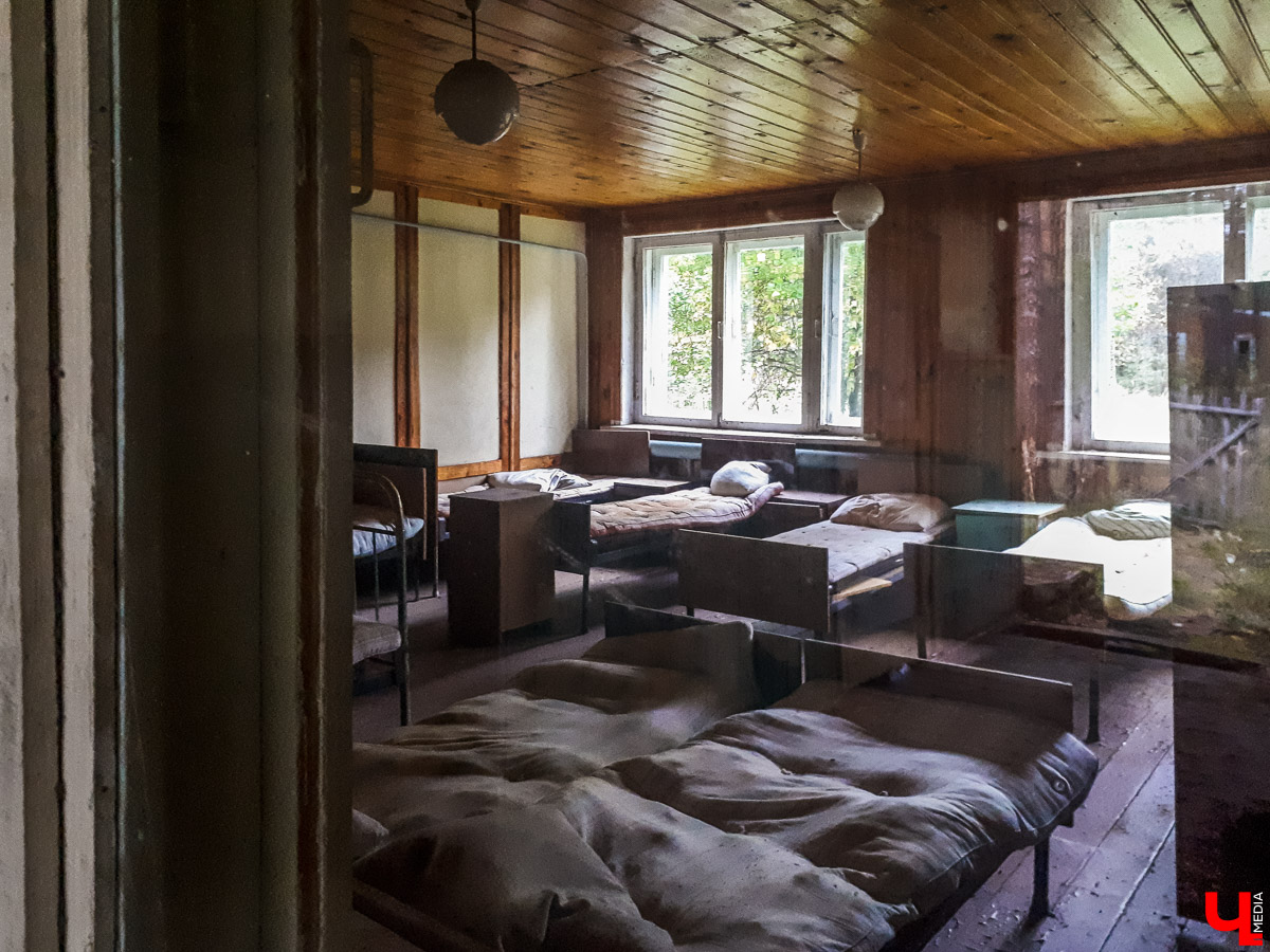 В лесу в Суздальском районе мы случайно набрели на пионерский лагерь “Юность”, который несколько лет простоял заброшенным. Мародеры до него не добрались, а потому постройки остались целыми