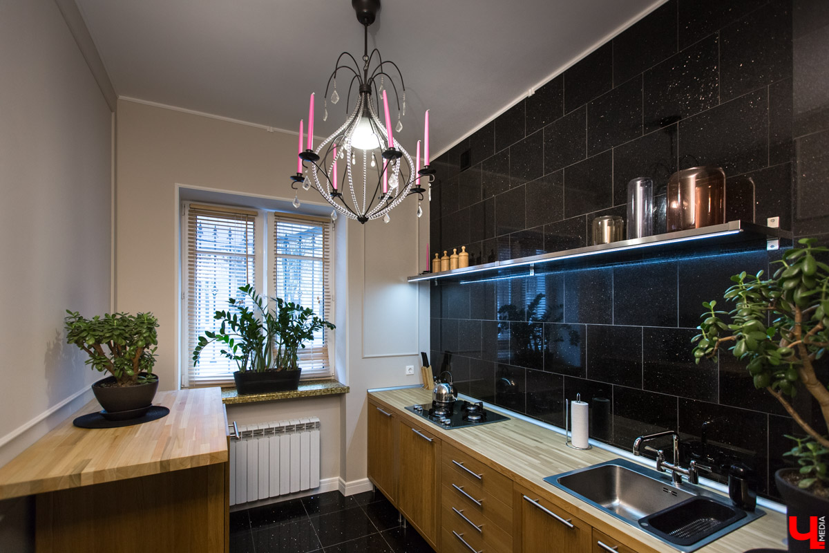 Продолжаем рубрику “Интерьер недели”. На днях мы заглянули в гости к Алексею Веденееву, адвокату, чей офис не похож на типичную юридическую контору