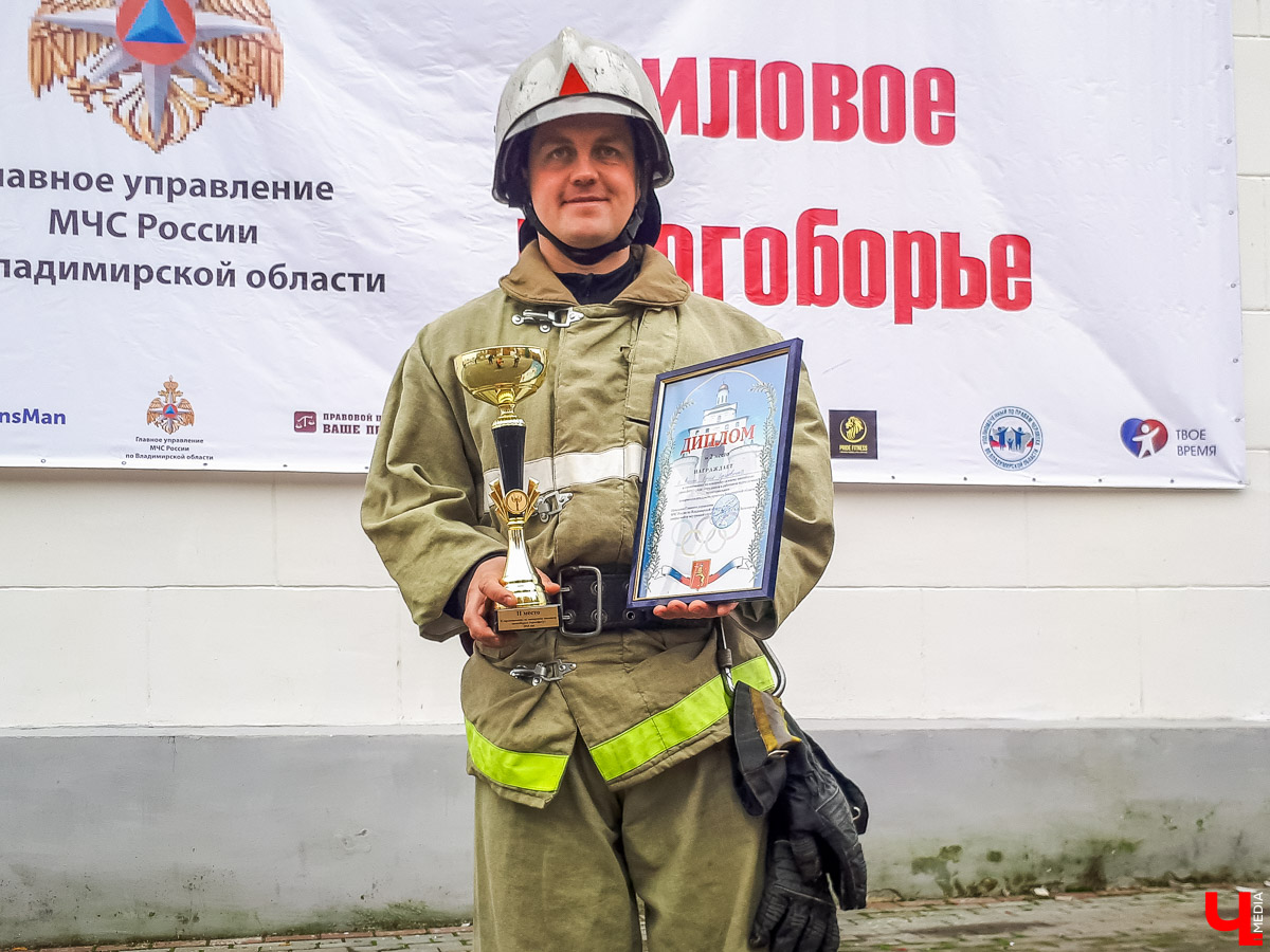Впервые во Владимирской области провели соревнования по кроссфиту для пожарных. Вместо удобной одежды спортсмены выходили на дистанцию в своей рабочей форме