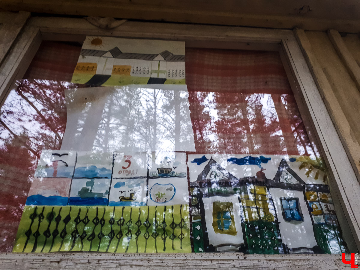 В лесу в Суздальском районе мы случайно набрели на пионерский лагерь “Юность”, который несколько лет простоял заброшенным. Мародеры до него не добрались, а потому постройки остались целыми