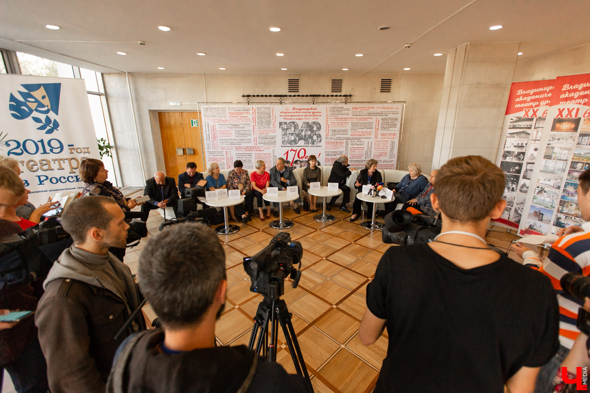 18 сентября во Владимире, около драмтеатра, открыли новый памятник. Он посвящен провинциальным актерам Счастливцеву и Несчастливцеву