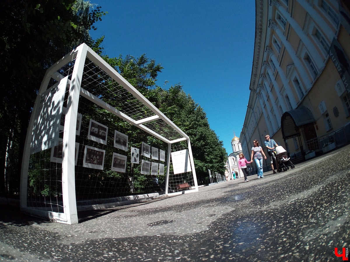 В июле в центре Владимира открылась необычная фотовыставка. Она посвящена истории владимирского футбола, начиная с 1911 года