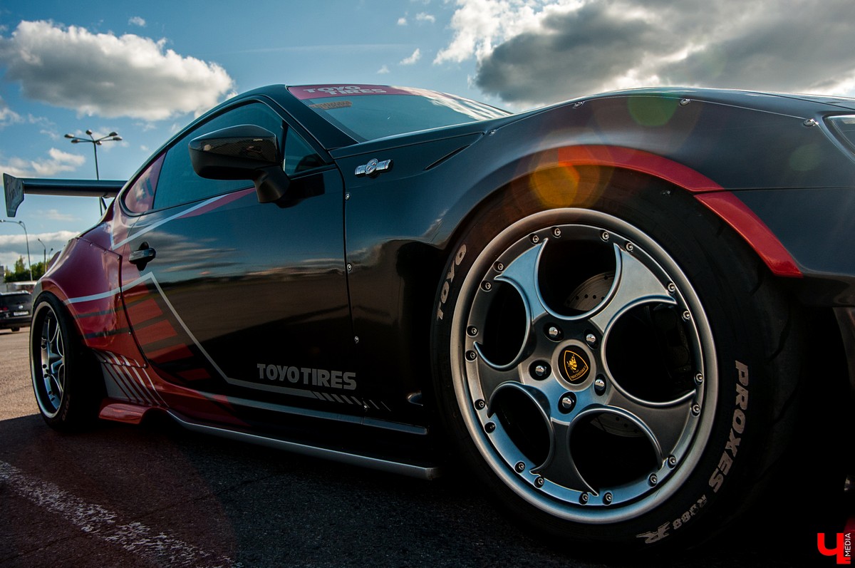 Известный тюнингёр Илья Курицын переделал свою Toyota GT86. Основой нового дизайна стали колеса от Lamborghini Speedline и карбоновый спойлер