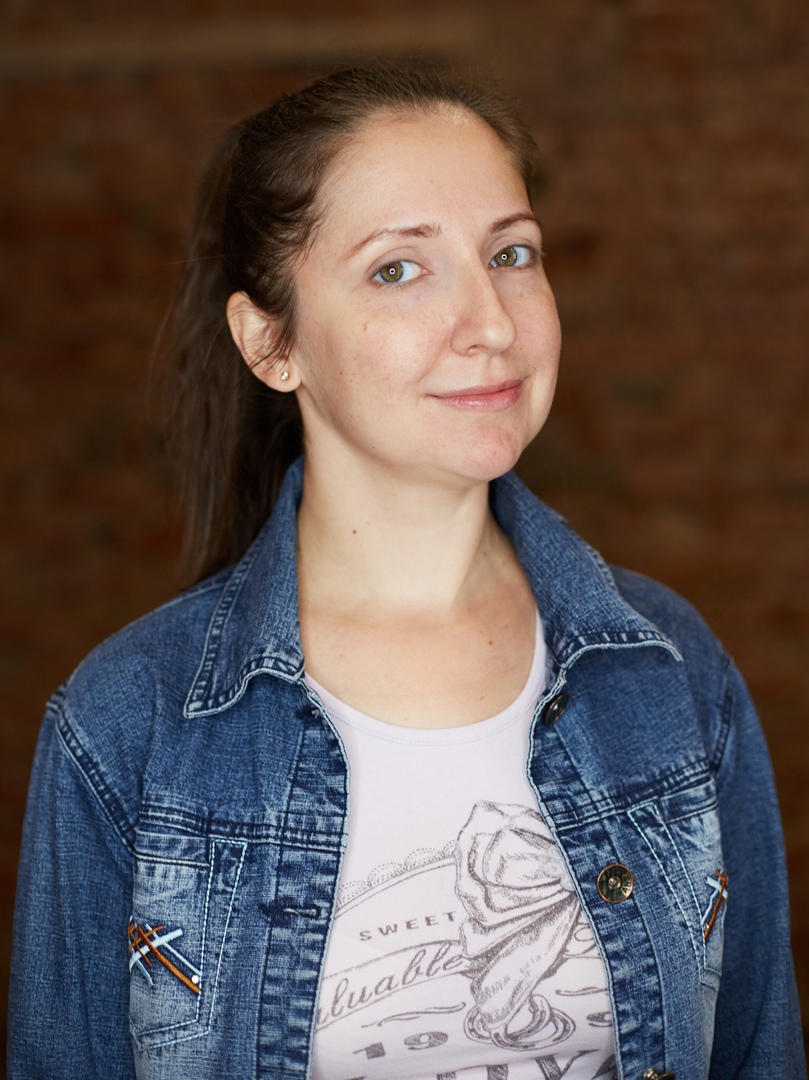 Визажист Елизавета Фандо и стилист-имиджмейкер Юлия Соловьева кардинально меняют имидж жительнице Владимира. Феи красоты выбрали для нее два стильных образа: городской красавицы и экстравагантной леди