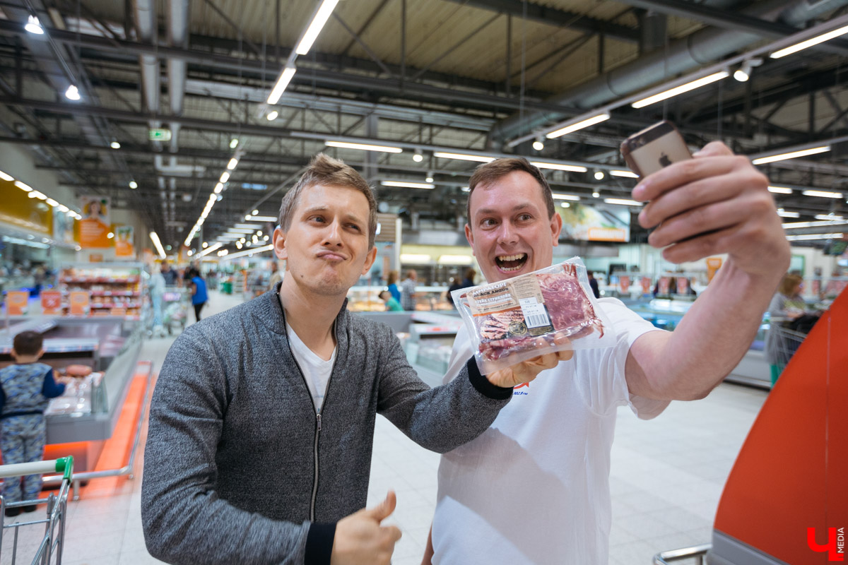 Готовим стейк стриплойн в студии Roulet вместе с шефом Дмитрием Орловским и диджеем Европы плюс Дмитрием Глазковым