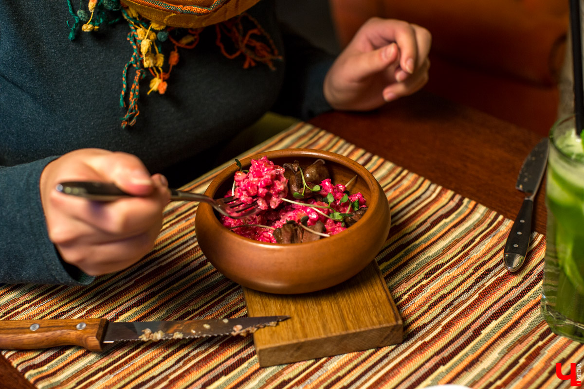 Журналист “Ключ-Медиа” отправилась на экскурсию в суздальский ресторан “Огурец” и узнала, как создавался дизайн интерьера этого заведения, какие самые необычные блюда входят в меню и где закупаются ингредиенты для них