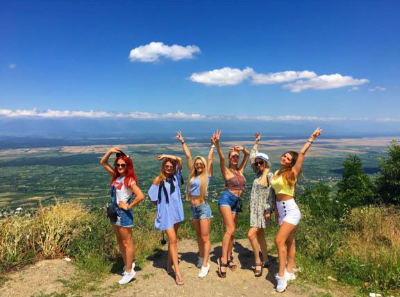 Влада Пайзулаева из Владимира оригинально отметила свой юбилей. Она с шестью подругами отправилась в Грузию, а оттуда в Турцию. Как отрывались девушки - именинница рассказала в интервью