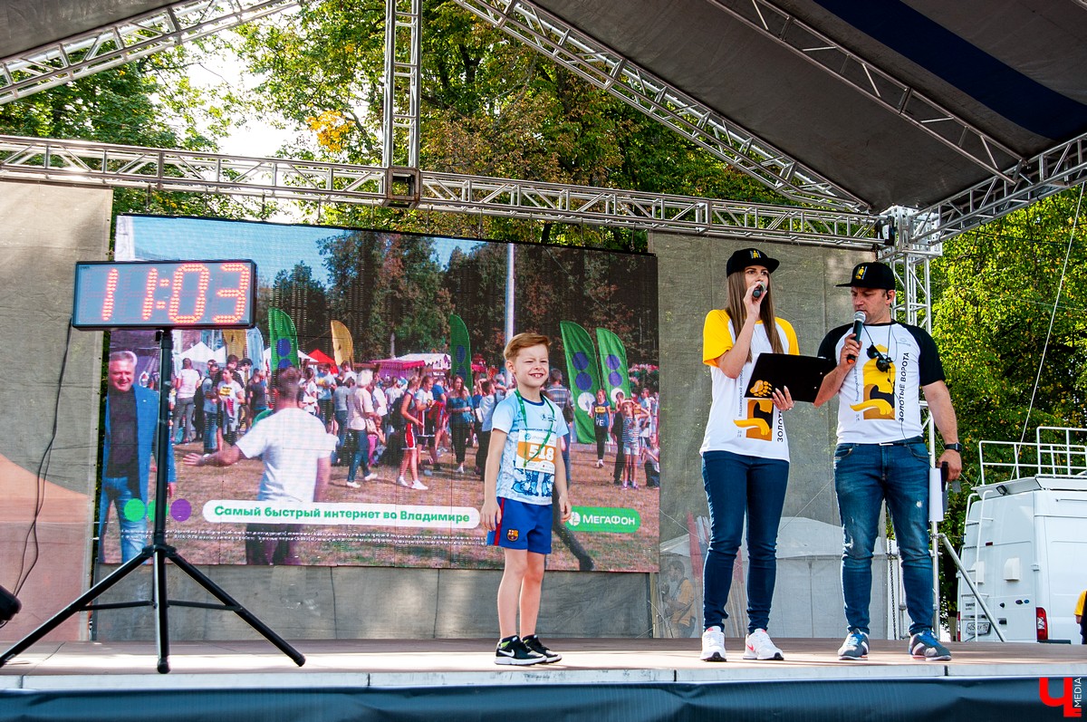 8 сентября во Владимире прошел 2-й полумарафон “Золотые ворота”. В нем приняли участие больше 5500 спортсменов из России, Германии, Мексики, Польши и Южной Африки. Победителей награждала фигуристка Ирина Слуцкая