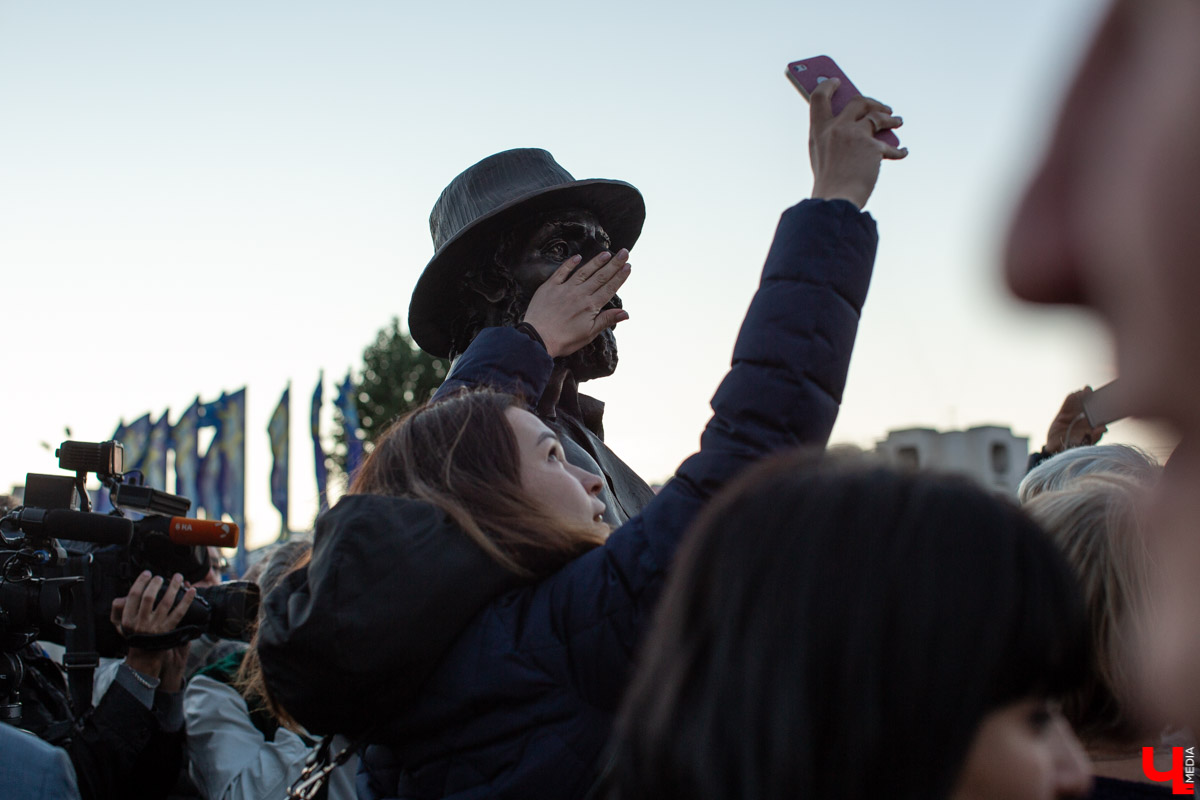 18 сентября во Владимире, около драмтеатра, открыли новый памятник. Он посвящен провинциальным актерам Счастливцеву и Несчастливцеву
