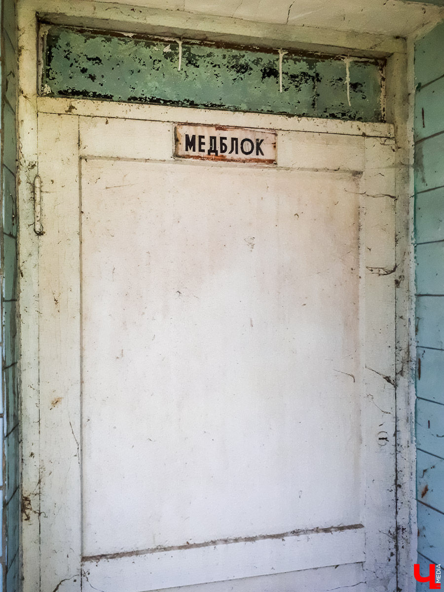 В лесу в Суздальском районе мы случайно набрели на пионерский лагерь “Юность”, который несколько лет простоял заброшенным. Мародеры до него не добрались, а потому постройки остались целыми