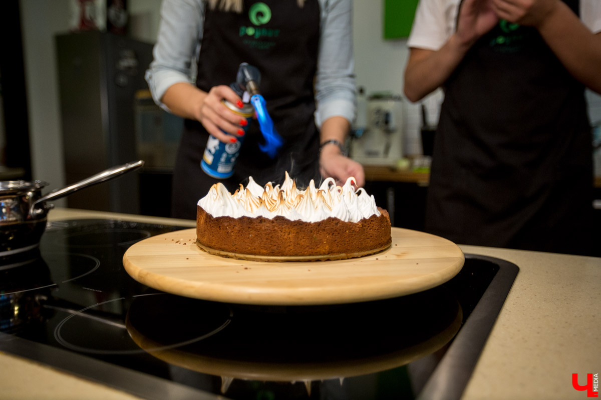 Шеф Дмитрий Орловский показал певцу Дмитрию Захария, как приготовить из тыквы крем-суп и чизкейк с меренгой