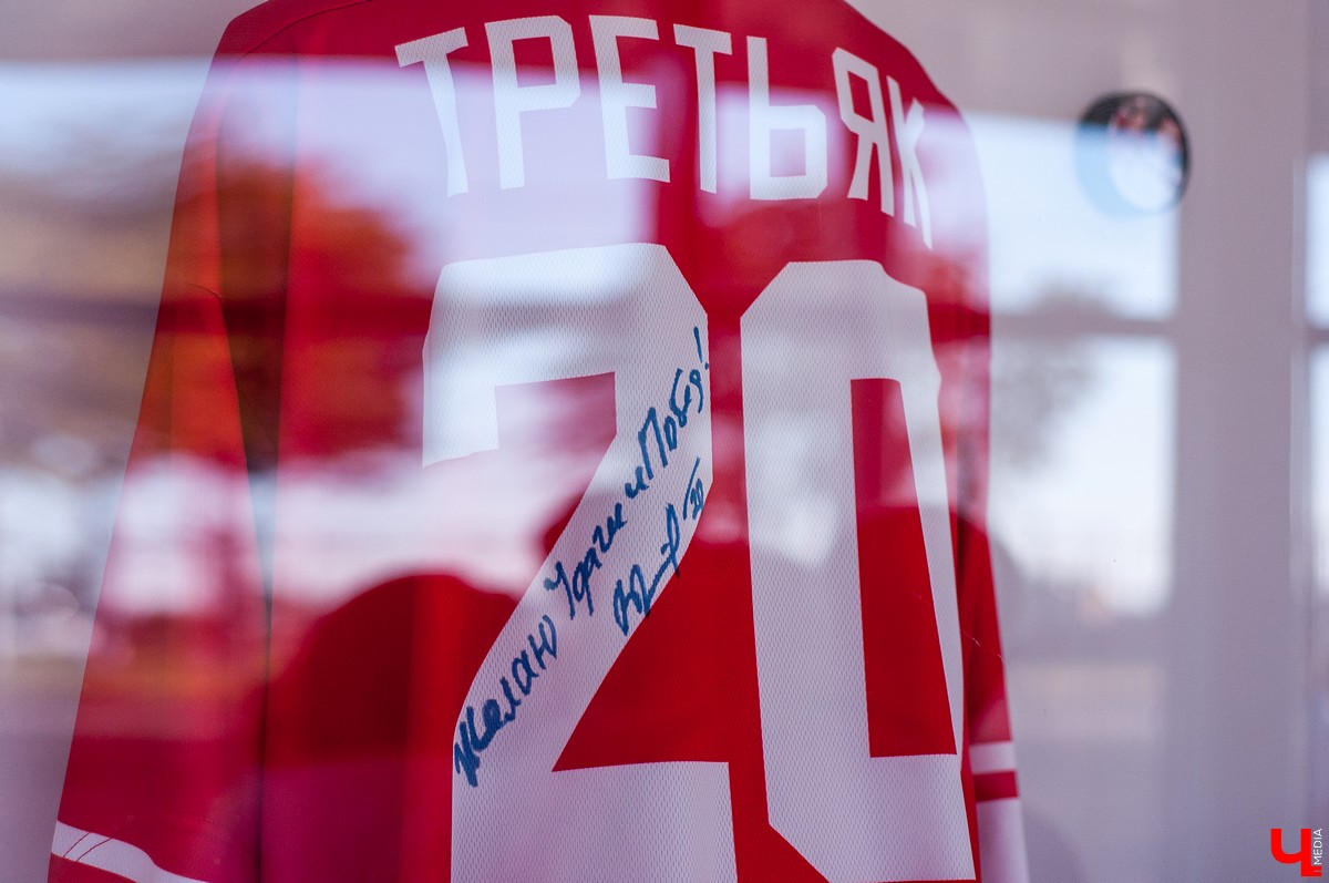 25 августа в городе открылся новый ледовый комплекс “Владимир”. На его открытие приехали известный советский хоккеист Александр Якушев и не менее известный художник Никас Сафронов