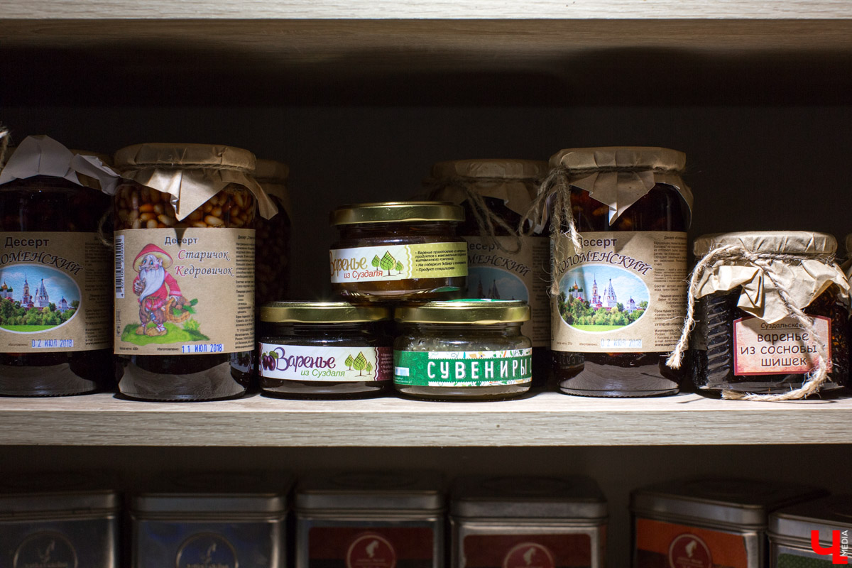 Журналист “Ключ-Медиа” отправилась на экскурсию в суздальский ресторан “Огурец” и узнала, как создавался дизайн интерьера этого заведения, какие самые необычные блюда входят в меню и где закупаются ингредиенты для них