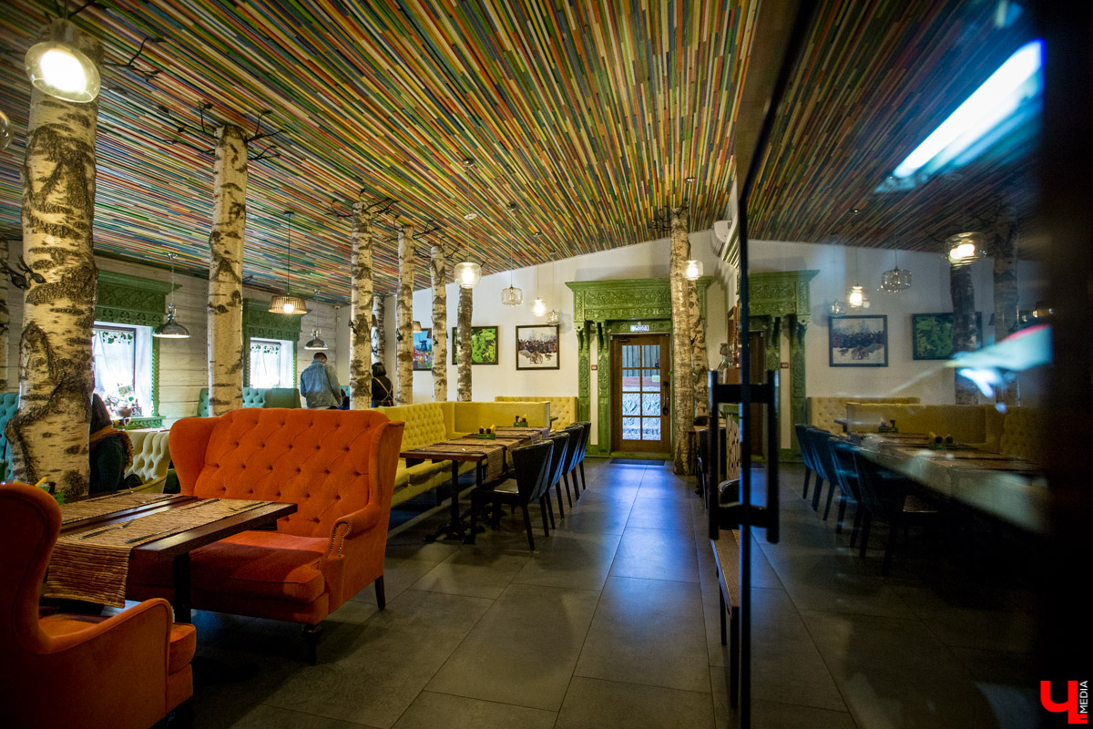 Журналист “Ключ-Медиа” отправилась на экскурсию в суздальский ресторан “Огурец” и узнала, как создавался дизайн интерьера этого заведения, какие самые необычные блюда входят в меню и где закупаются ингредиенты для них