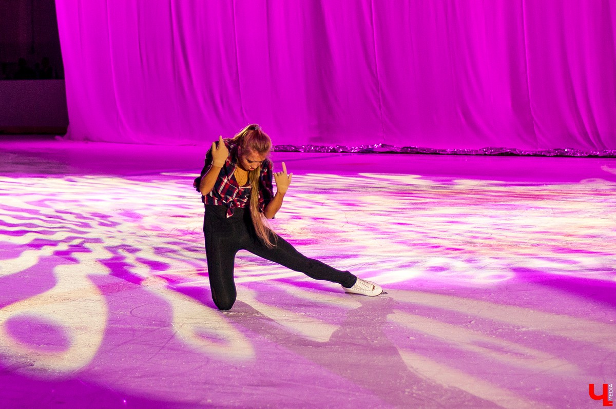 25 августа в городе открылся новый ледовый комплекс “Владимир”. На его открытие приехали известный советский хоккеист Александр Якушев и не менее известный художник Никас Сафронов