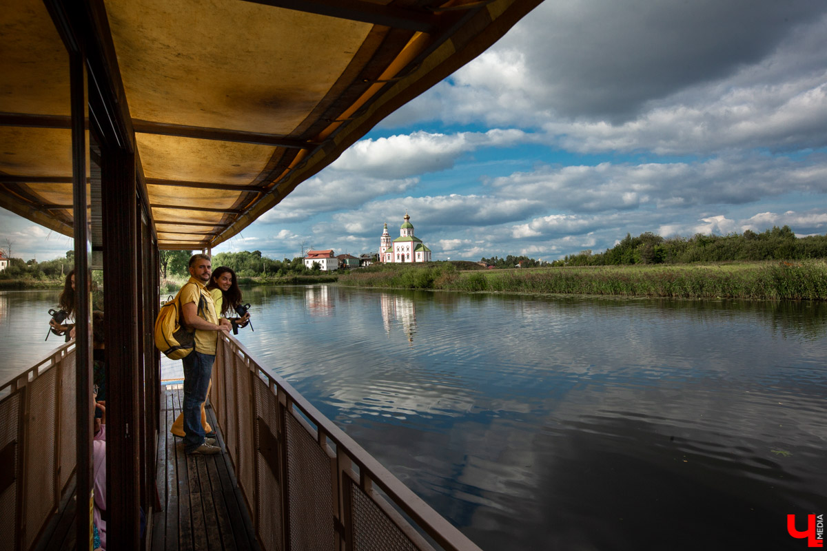 В Суздале устраивают необычные экскурсии - по реке Каменка плавает речной трамвайчик “Колибри”. О нем рассказал его создатель Алексей Полтев