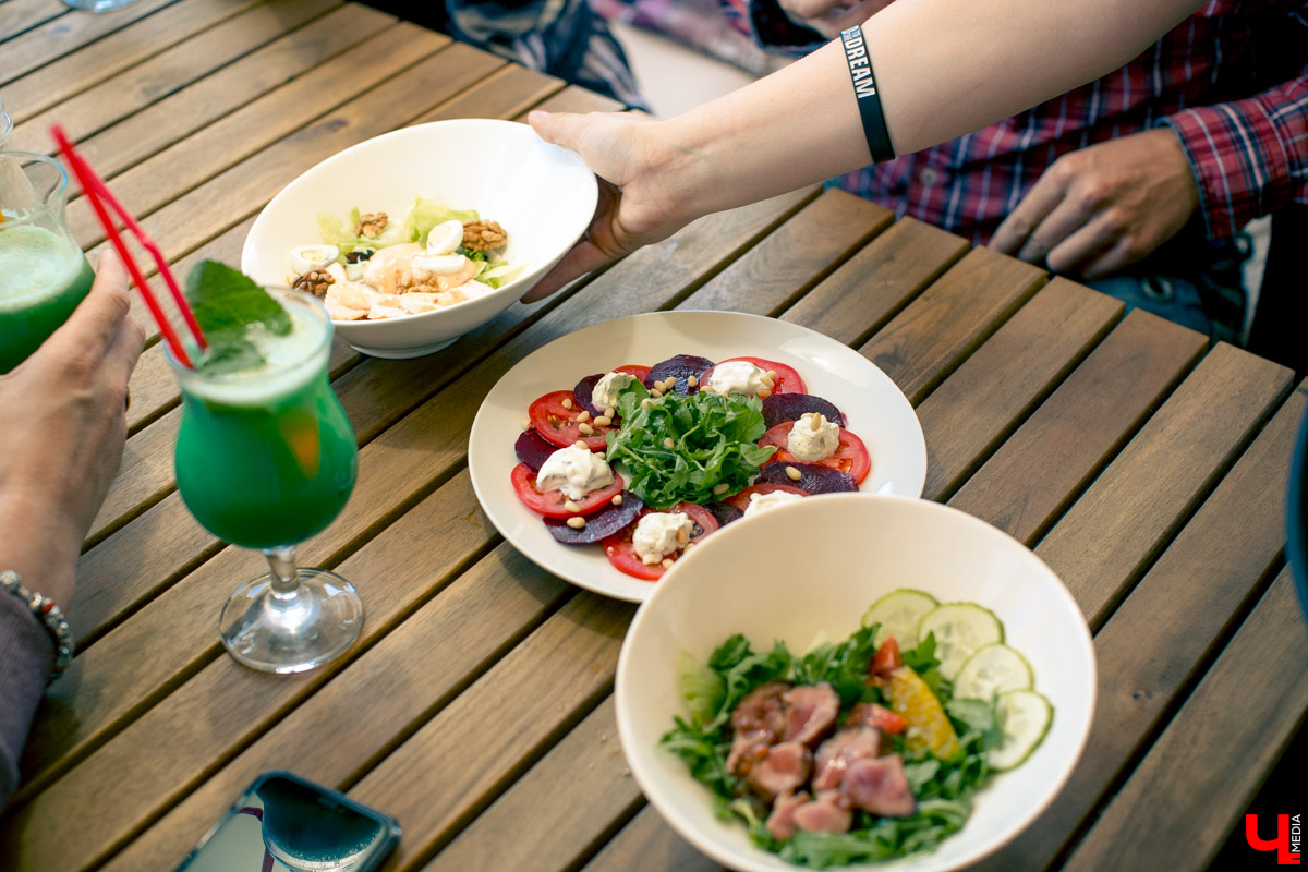 Блогеры посетили кафе Carlson Veranda и дали свою оценку кухне, персоналу и обстановке, а также насладились шикарным видом на закатное небо Владимира