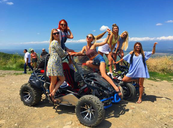 Влада Пайзулаева из Владимира оригинально отметила свой юбилей. Она с шестью подругами отправилась в Грузию, а оттуда в Турцию. Как отрывались девушки - именинница рассказала в интервью