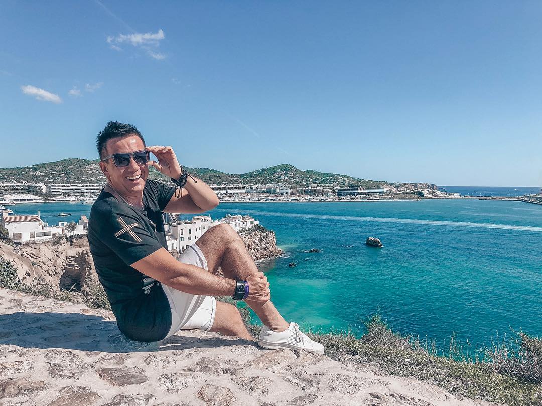 Владимирский диджей Алекс Кокс вернулся с Ибицы и рассказал о лучших, на его взгляд, местах острова. И, конечно, о самых крутых вечеринках