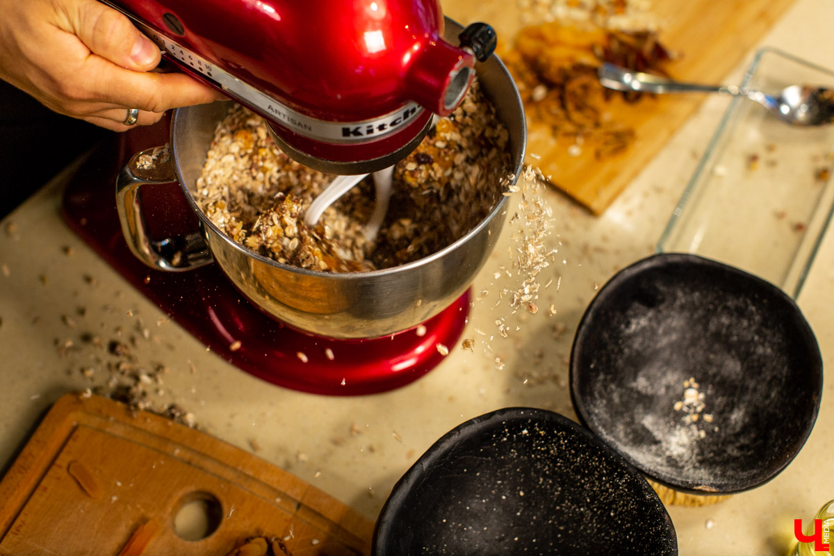 Наталья Лапшина и Анна Шигаева из группы VK “Современные мамы” готовят гранолу с шефом кулинарной студии Roulet Дмитрием Орловским