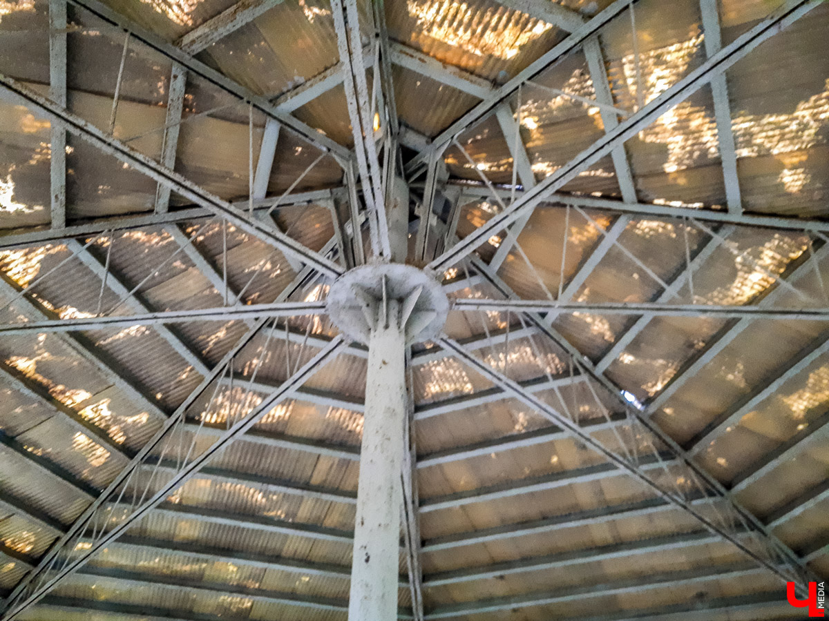 В лесу в Суздальском районе мы случайно набрели на пионерский лагерь “Юность”, который несколько лет простоял заброшенным. Мародеры до него не добрались, а потому постройки остались целыми