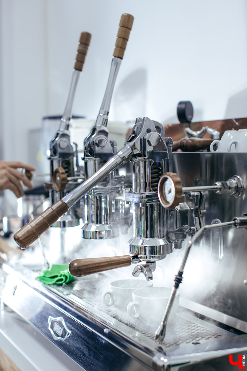 Известный владимирский бариста Дмитрий Баринов с коллегой открывают новое заведение. Новый формат предполагает дегустацию продуктов с использованием сенсорных карт. Все подробности пока держатся в тайне