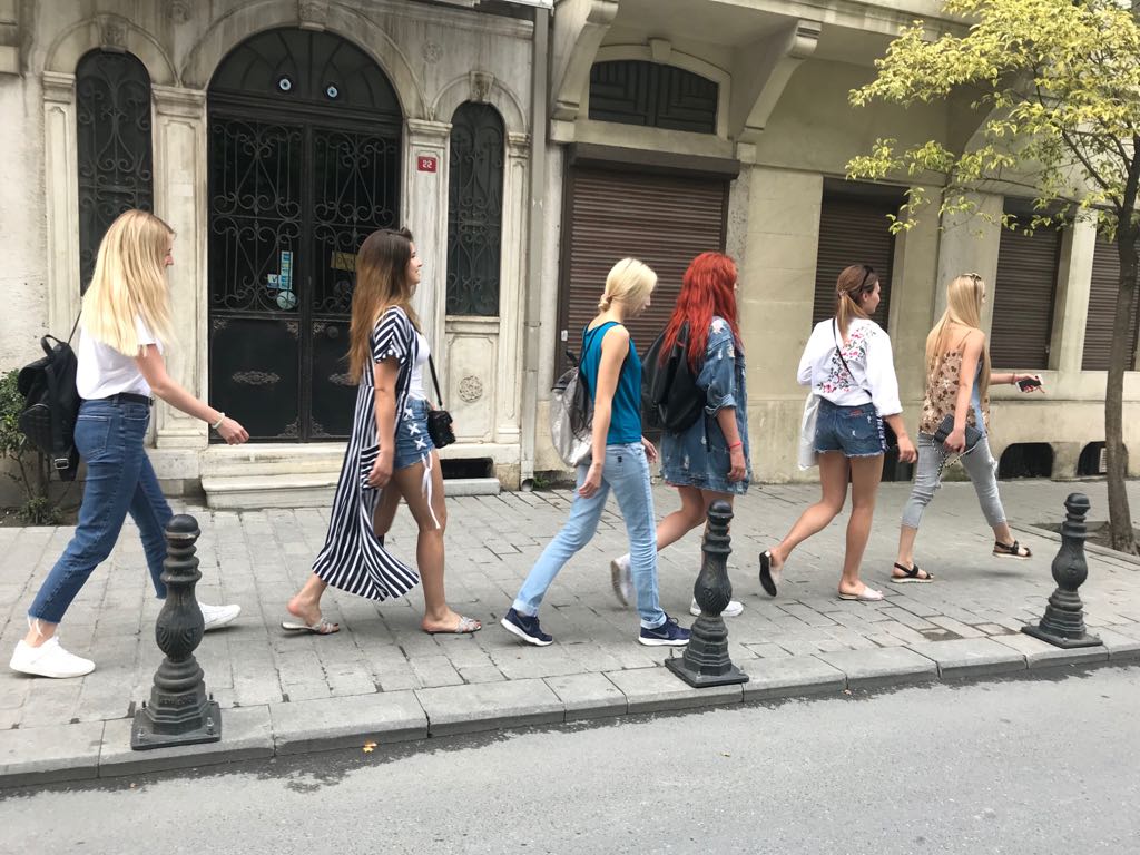 Влада Пайзулаева из Владимира оригинально отметила свой юбилей. Она с шестью подругами отправилась в Грузию, а оттуда в Турцию. Как отрывались девушки - именинница рассказала в интервью