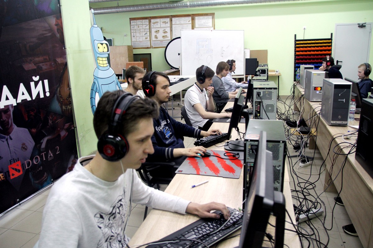 Во Владимире открылась первая в регионе школа киберспорта. Чем в ней занимаются? И только ли играм учатся спортсмены? Интервью с президентом регионального отделения Федерации компьютерного спорта РФ Денисом Подоляко