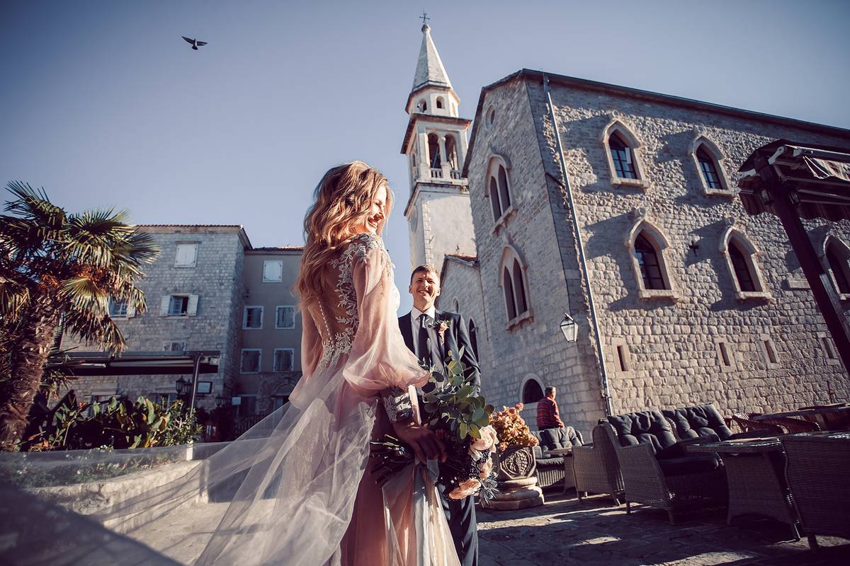 Ведущая Алена Маркелова проводит свадьбы за границей. О секретах своего успеха в свадебном бизнесе она рассказала журналисту “Ключ-Медиа”