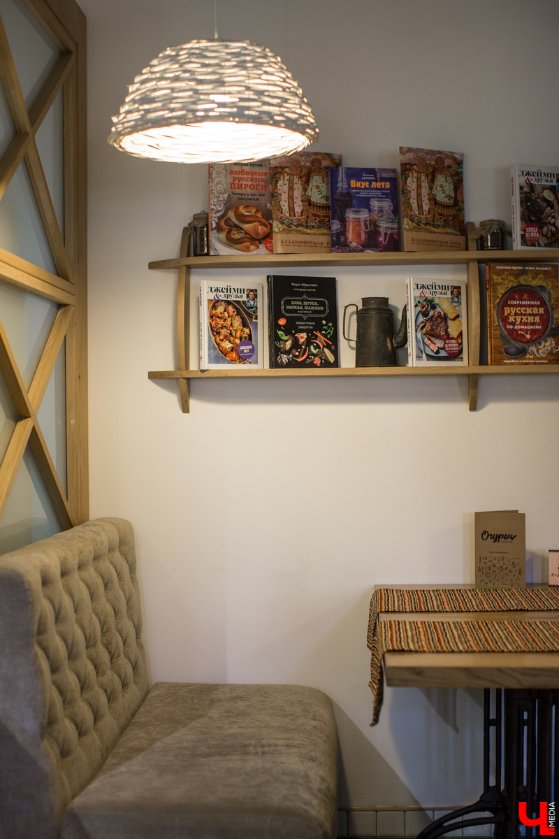 Журналист “Ключ-Медиа” отправилась на экскурсию в суздальский ресторан “Огурец” и узнала, как создавался дизайн интерьера этого заведения, какие самые необычные блюда входят в меню и где закупаются ингредиенты для них