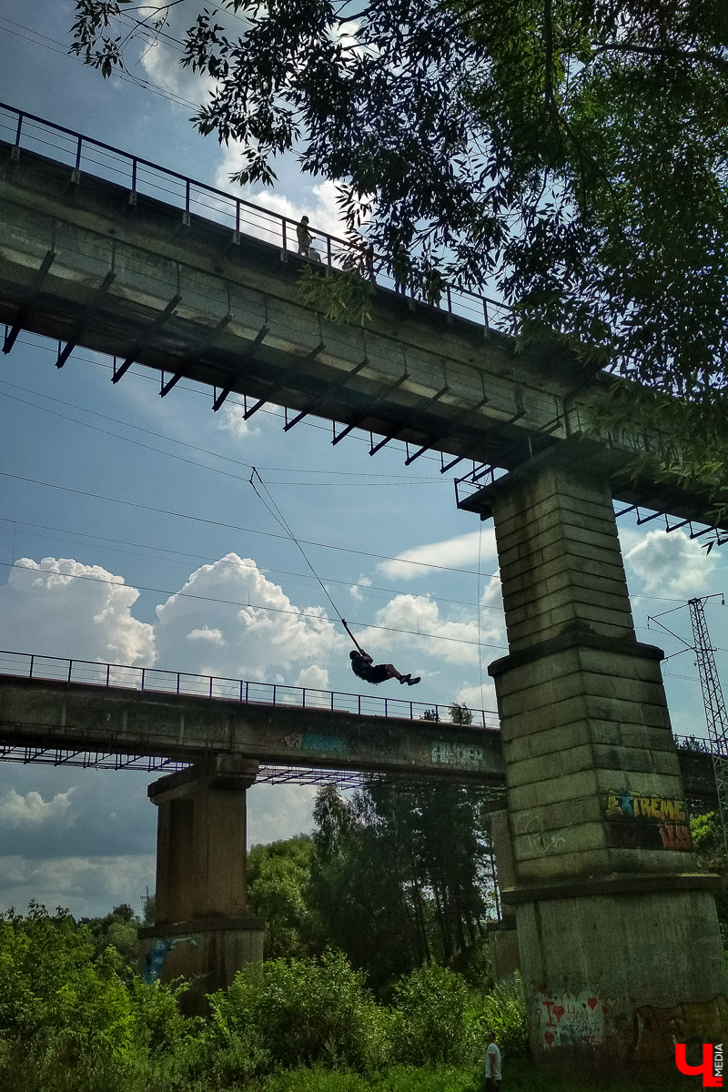 Корреспондент «Ключ-Медиа» испытала на себе такое опасное развлечение, как роупджампинг. Теперь она готова поделиться своими впечатлениями от прыжка с высоты