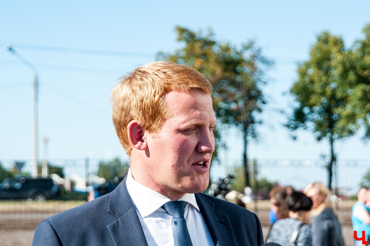 25 августа в городе открылся новый ледовый комплекс “Владимир”. На его открытие приехали известный советский хоккеист Александр Якушев и не менее известный художник Никас Сафронов