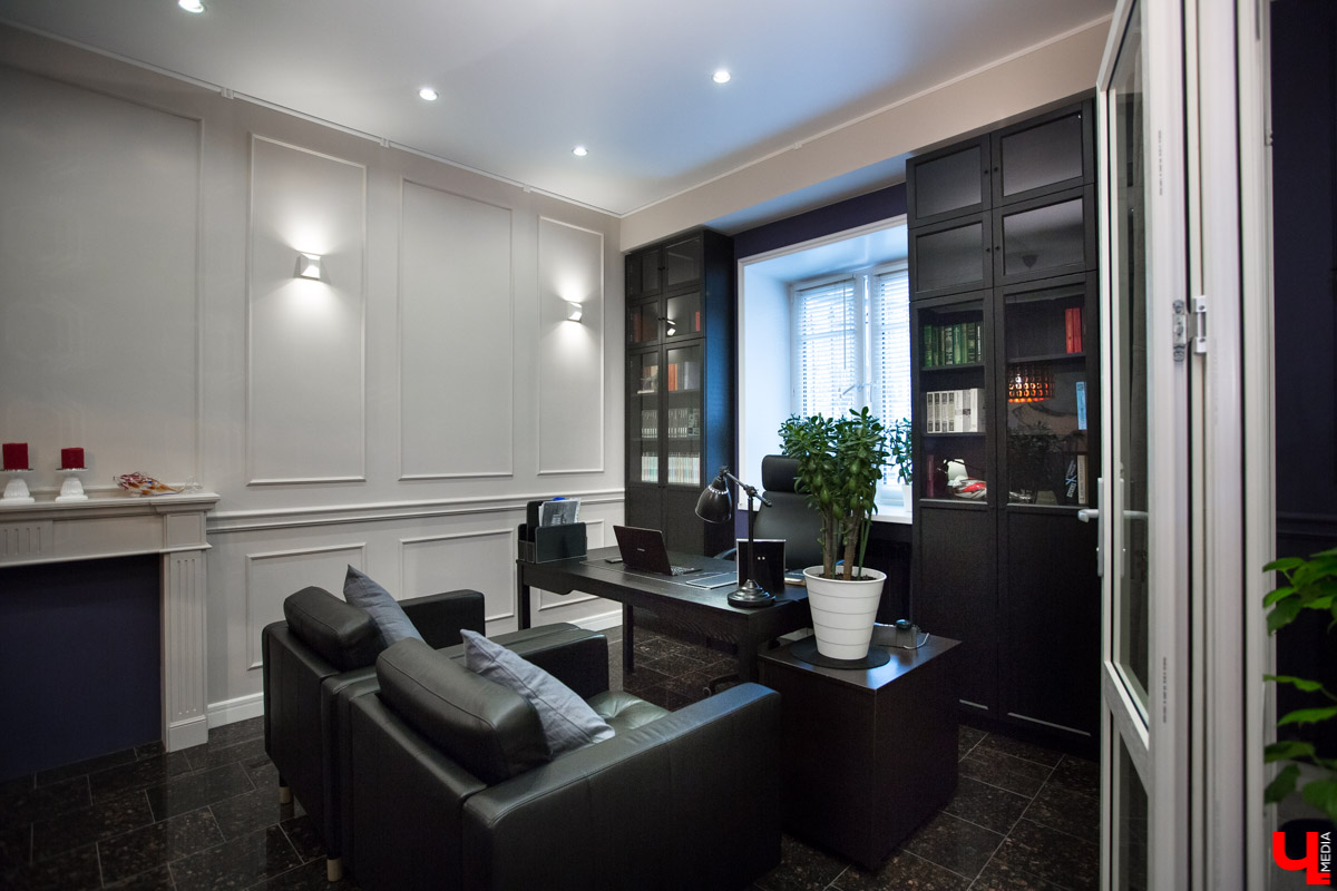 Продолжаем рубрику “Интерьер недели”. На днях мы заглянули в гости к Алексею Веденееву, адвокату, чей офис не похож на типичную юридическую контору