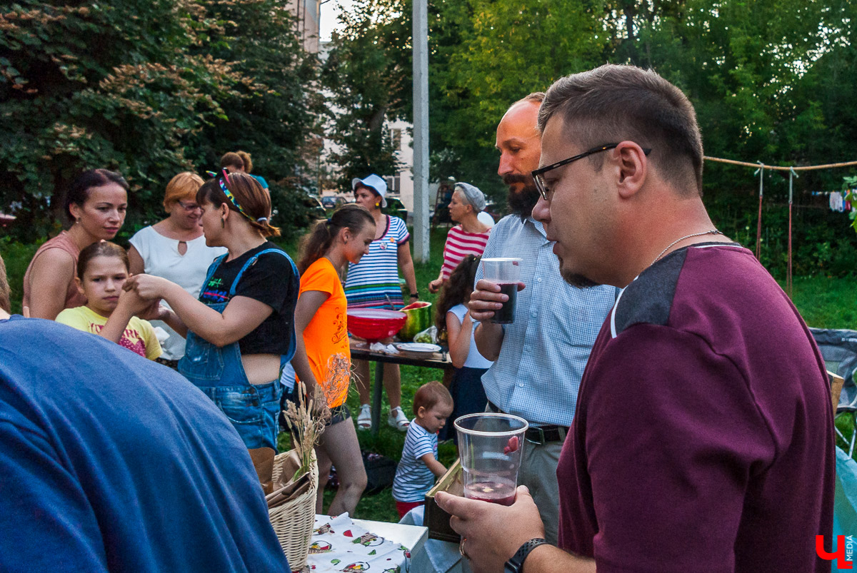 2 августа во дворе на улице Горького прошел добрососедский пикник. До самого начала оставалось загадкой, придут ли люди, захотят ли знакомиться с соседями