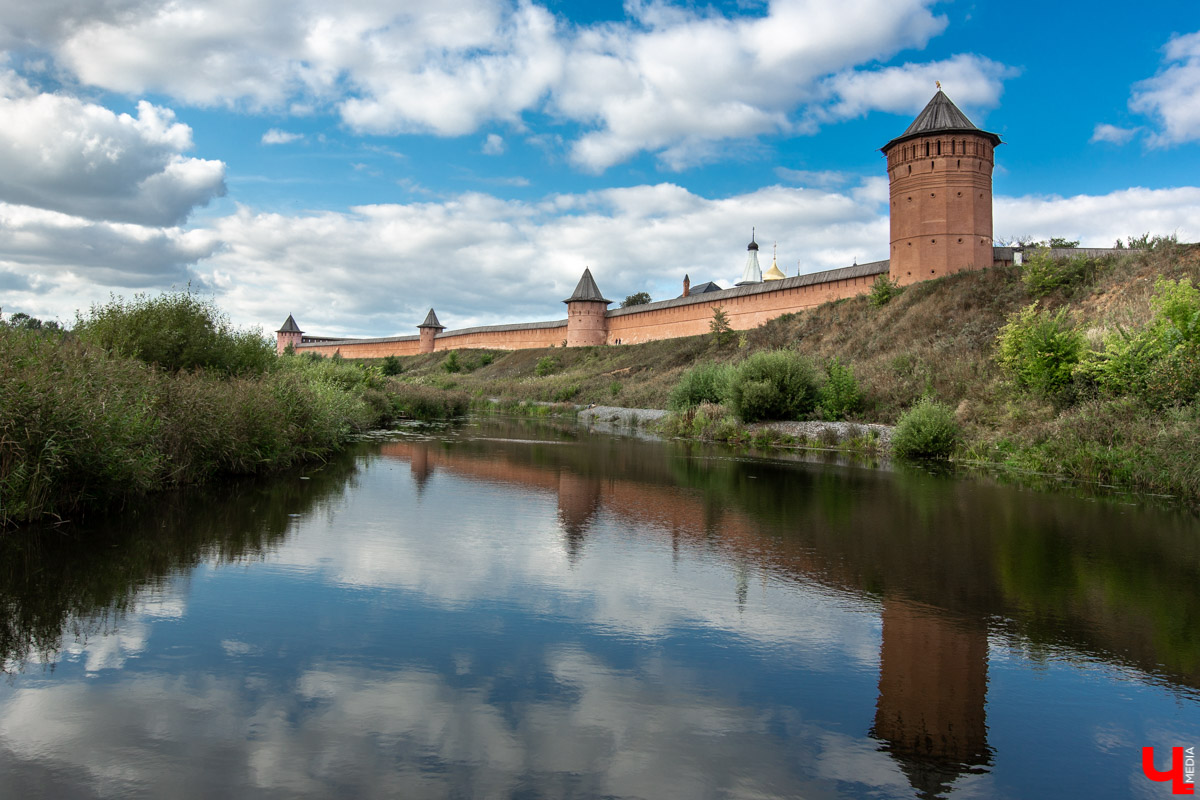 В Суздале проводят экскурсии на речном трамвайчике В Суздале устраивают необычные экскурсии - по реке Каменка плавает речной трамвайчик “Колибри”. О нем рассказал его создатель Алексей Полтев