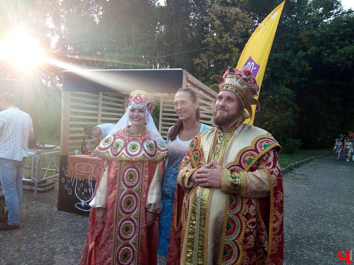 7-8 сентября в Суздале прошел третий фестиваль «Медовуха Fest». В 2018 году медовары привезли ставленый мед, сбитень, безалкогольную медовуху и травяные настои