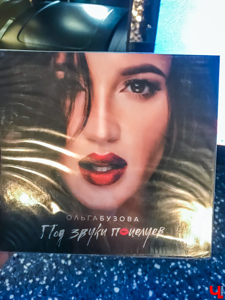 Журналист Ключ-Медиа побывала в ресторане Ольги Бузовой, оценила интерьер и узнала, что там за салаты такие подают под названием “Мало половин” и “Бузцезарь”